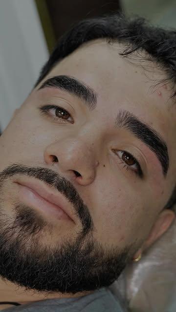Hombre con cejas limpias y definidas