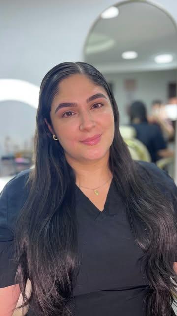 Clienta en el salón después de su diseño de cejas