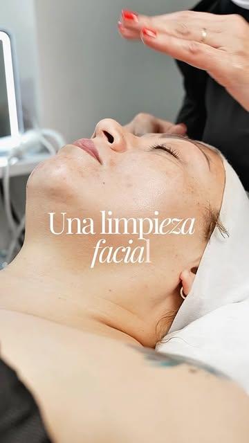 Clienta recibiendo una limpieza facial