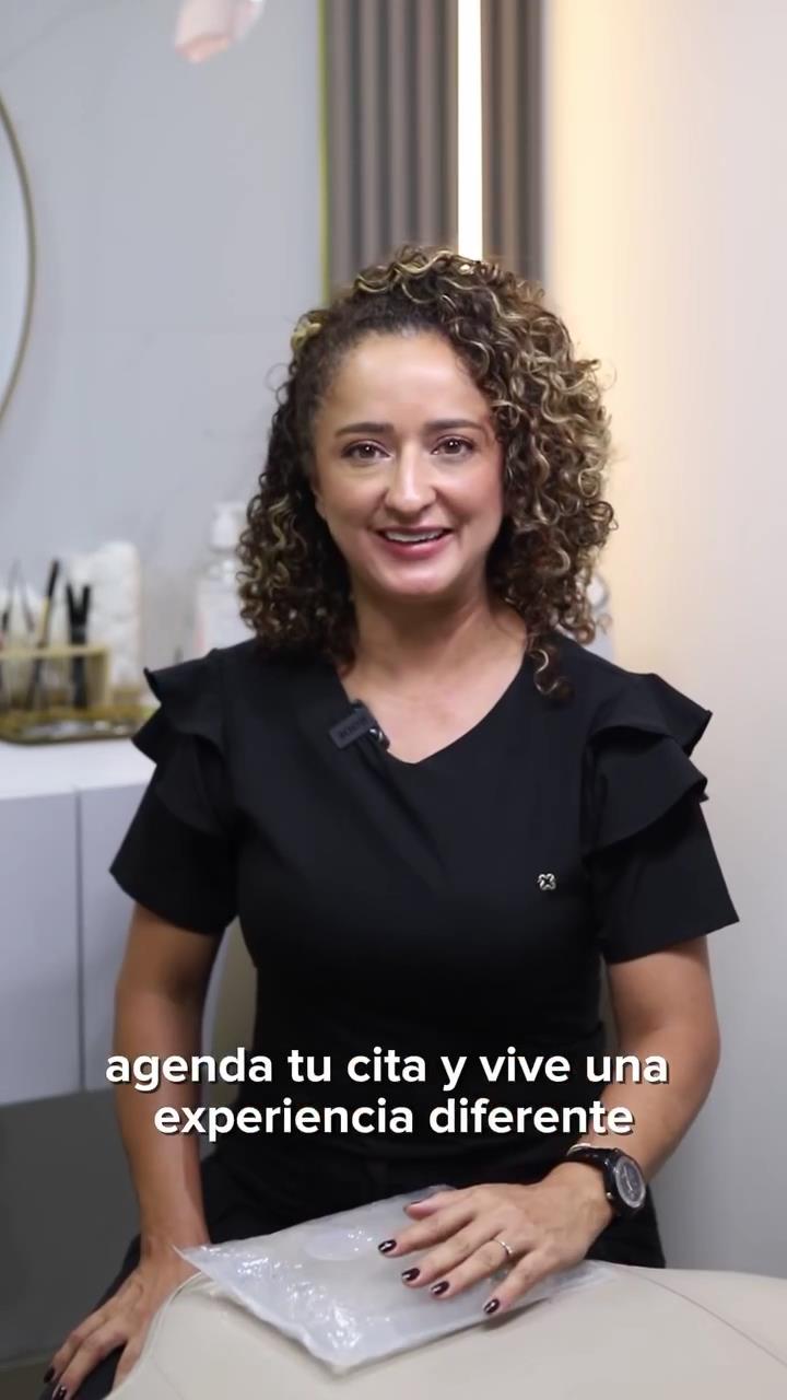 Mile, fundadora de Mile Depilación, sonriendo en su cabina