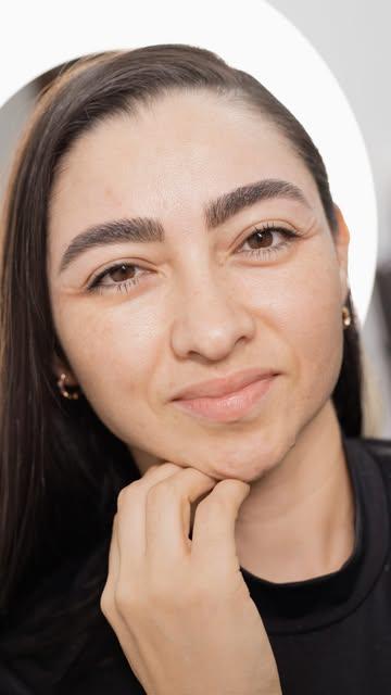 Clienta con cejas diseñadas, mirando a la cámara