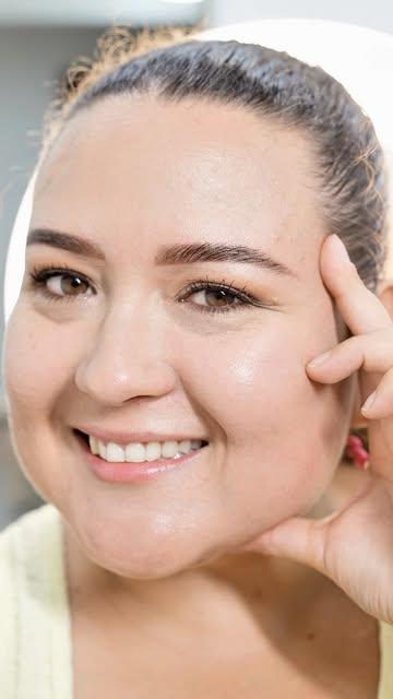 Clienta sonriente mostrando sus cejas