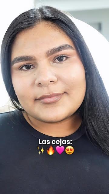 Clienta con cejas gruesas y definidas
